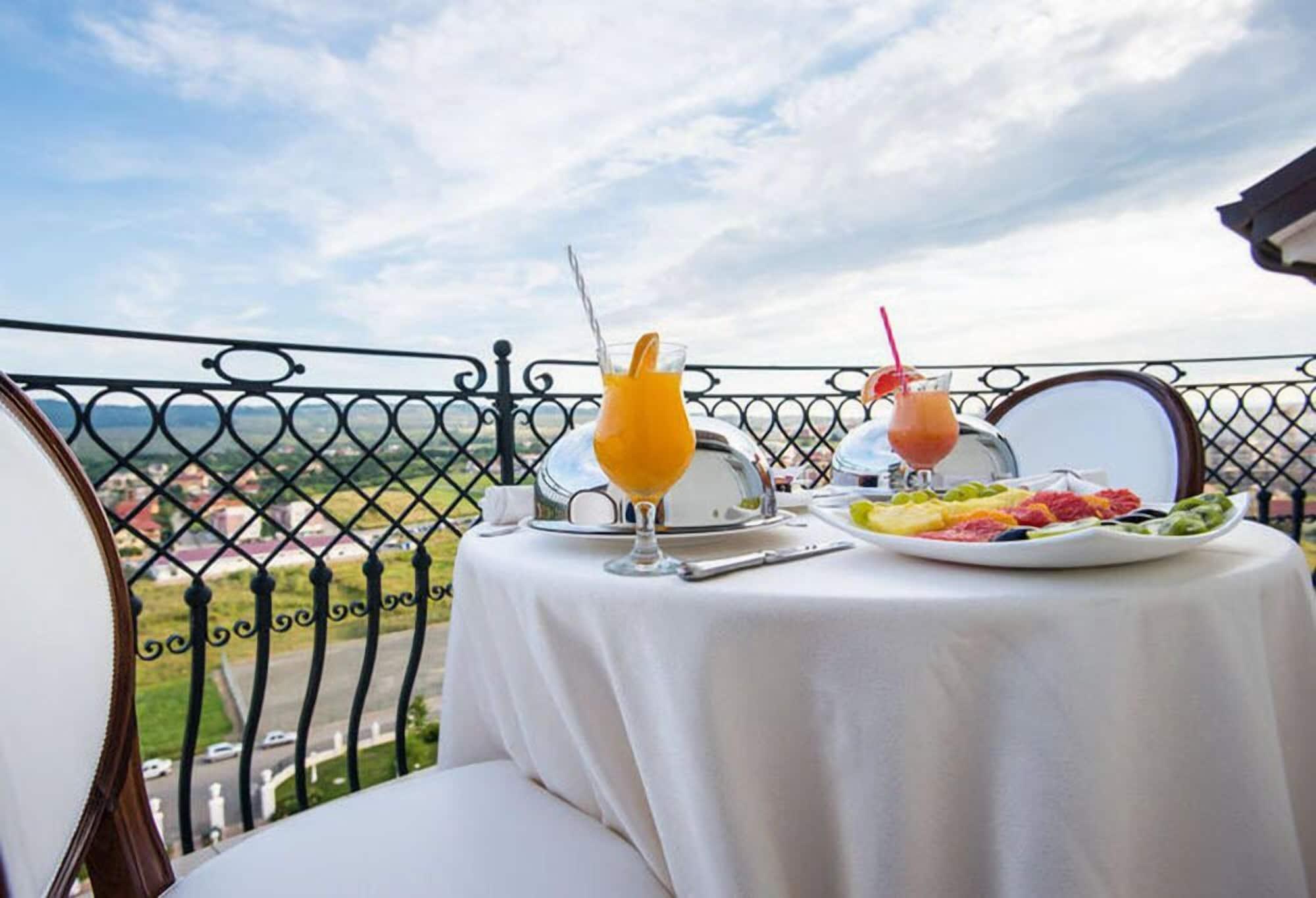 Grand Hotel Italia Клуж-Напока Экстерьер фото Breakfast at the hotel