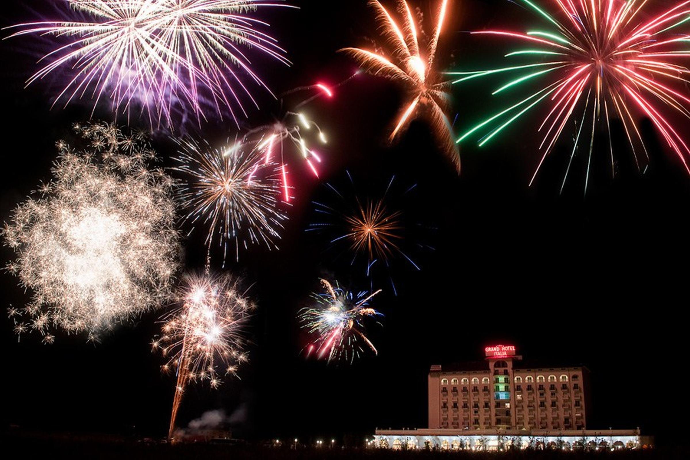 Grand Hotel Italia Клуж-Напока Экстерьер фото Fireworks at the 2007 festival