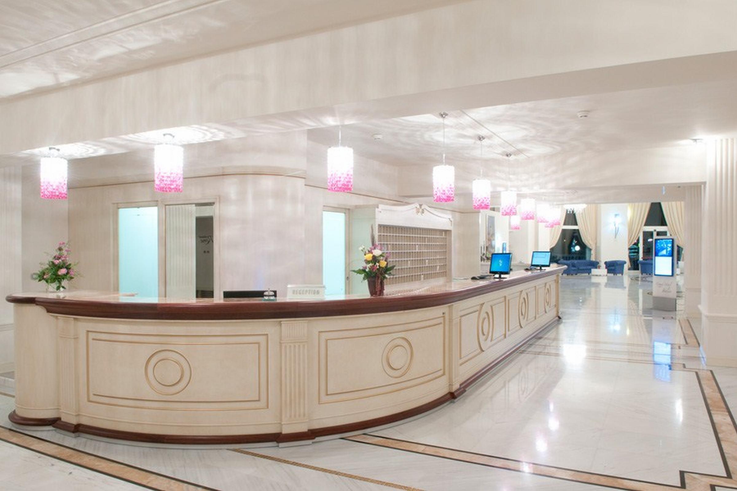 Grand Hotel Italia Клуж-Напока Экстерьер фото Reception desk at a hotel