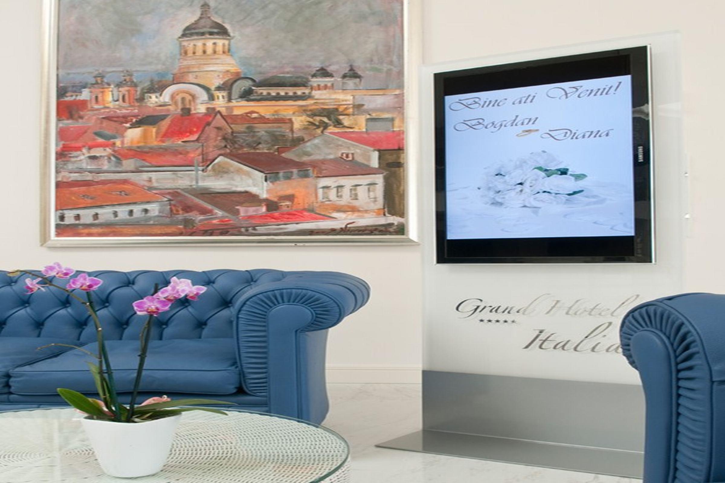Grand Hotel Italia Клуж-Напока Экстерьер фото A wall mounted digital picture frame