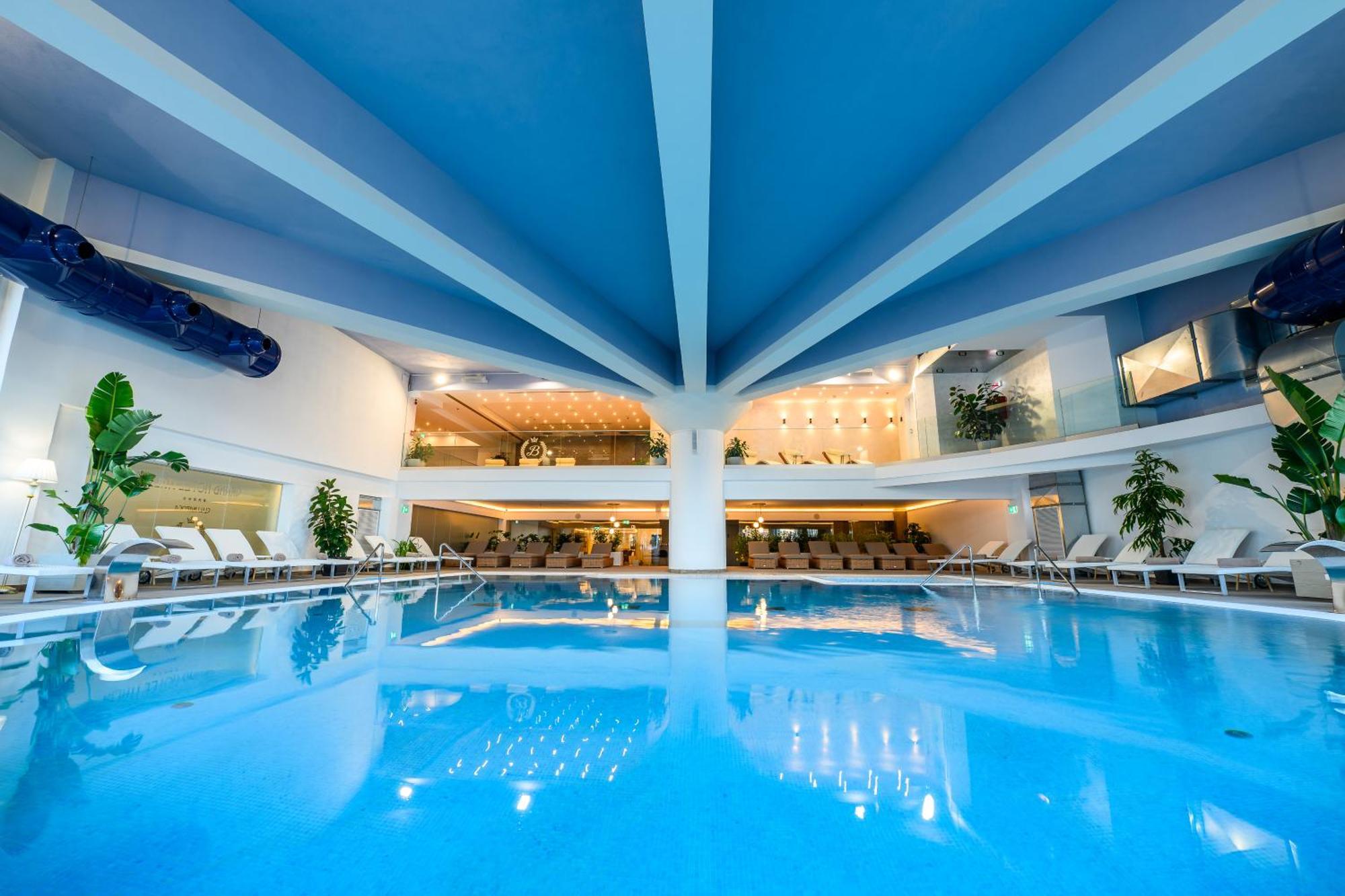 Grand Hotel Italia Клуж-Напока Экстерьер фото The swimming pool at the hotel