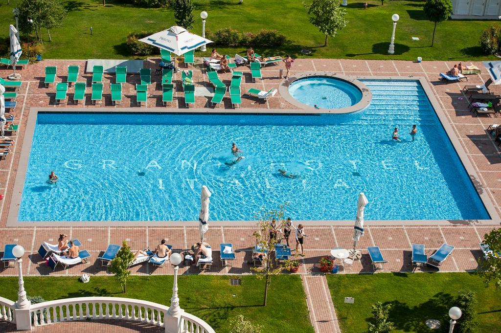 Grand Hotel Italia Клуж-Напока Экстерьер фото The swimming pool at the hotel