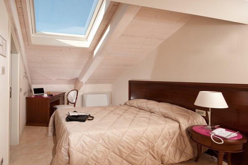 Grand Hotel Italia Клуж-Напока Экстерьер фото A bedroom with a skylight