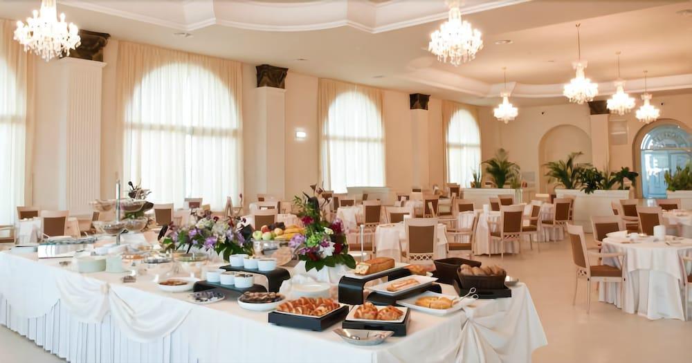Grand Hotel Italia Клуж-Напока Экстерьер фото A buffet at a wedding reception